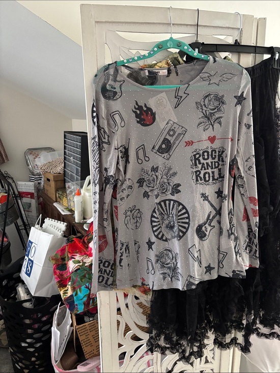 Origami Tops - Rock & Roll Graphic Long-Sleeve Tee - Gray Mesh